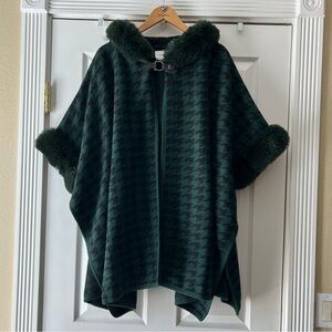 Elegant Green Houndstooth Poncho with Fur Trim